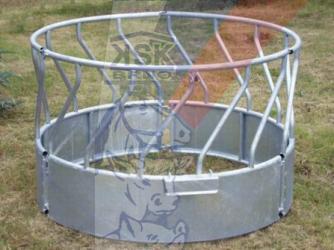 Feeder for cattle with diagonal rails