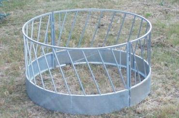 Circular feeder for sheep with diagonal rails